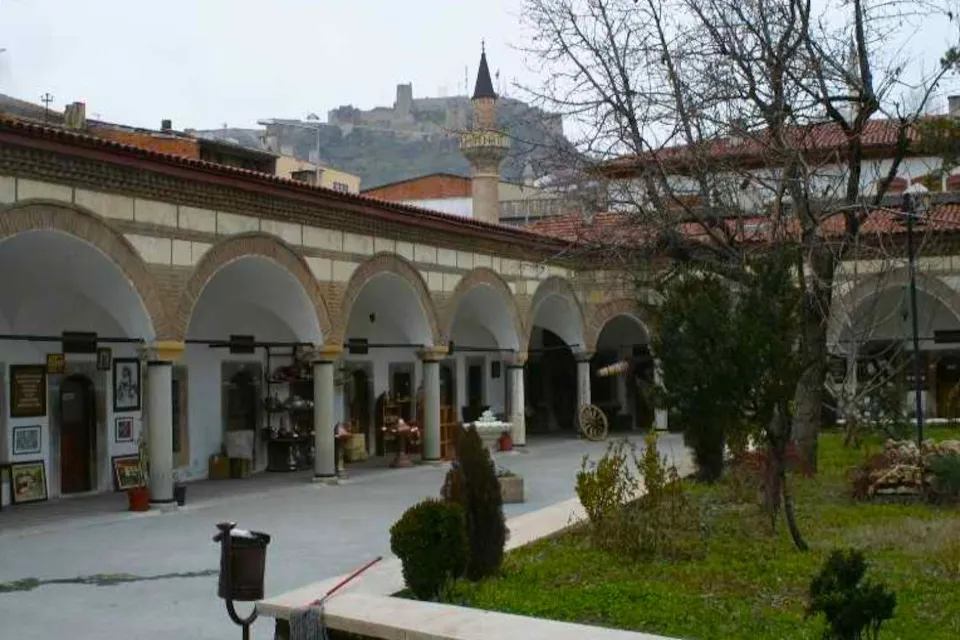 Münire Medresesi El Sanatları Çarşısı